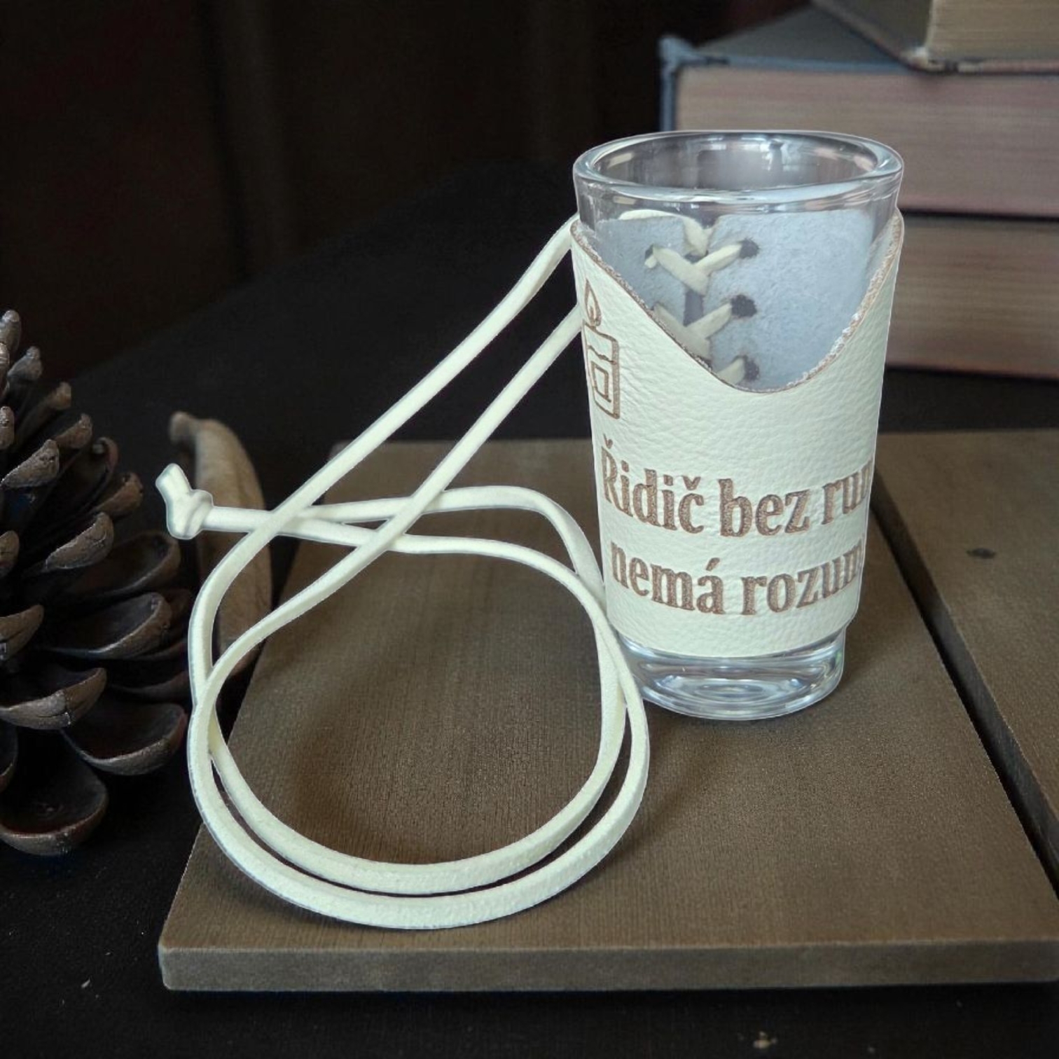 Skleněný panák s koženým obalem – Řidič bez rumu, nemá rozumu