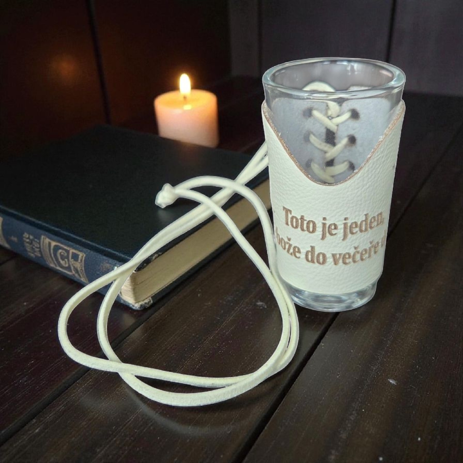 Skleněný panák s koženým obalem – Toto je jeden dej do večera deset