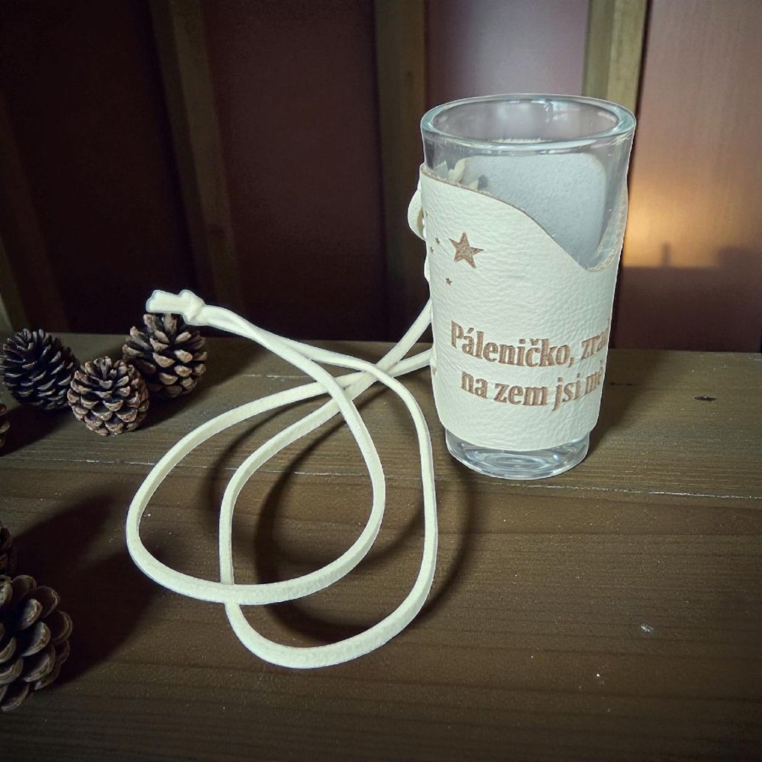 Skleněný panák s koženým obalem – Páleničko, zradila jsi mě, na zem jsi mě shodila