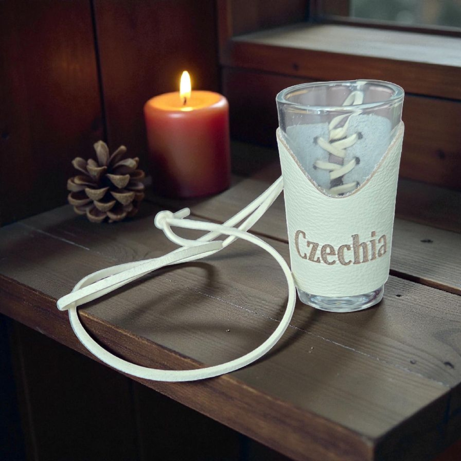 Skleněný panák s koženým obalem – Czechia