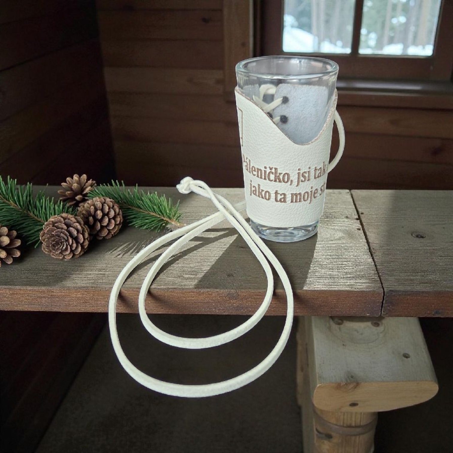 Skleněný panák s koženým obalem – Páleničko, jsi tak dobrá, jako ta moje stará