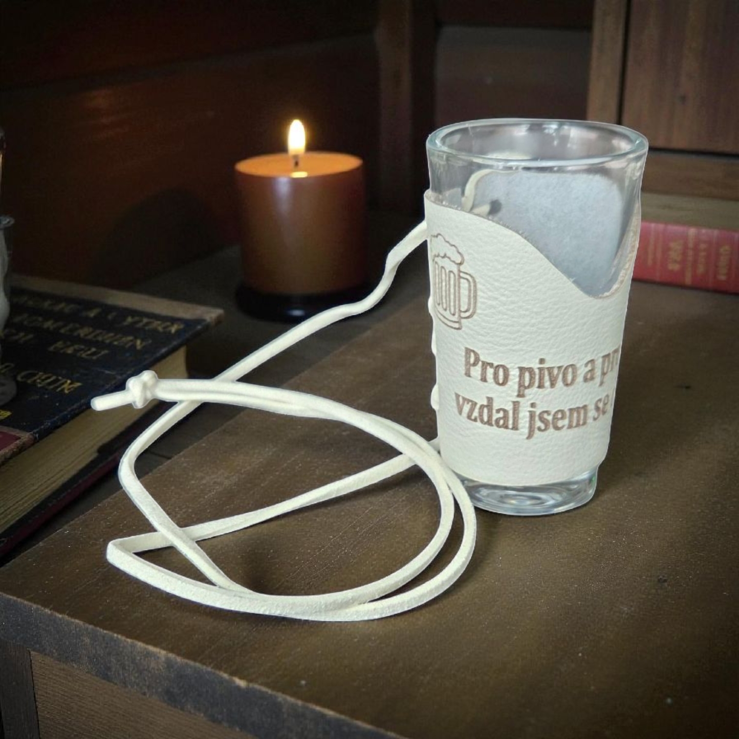 Skleněný panák s koženým obalem – Pro pivo a pro pálenku vzdal jsem se dovolenky