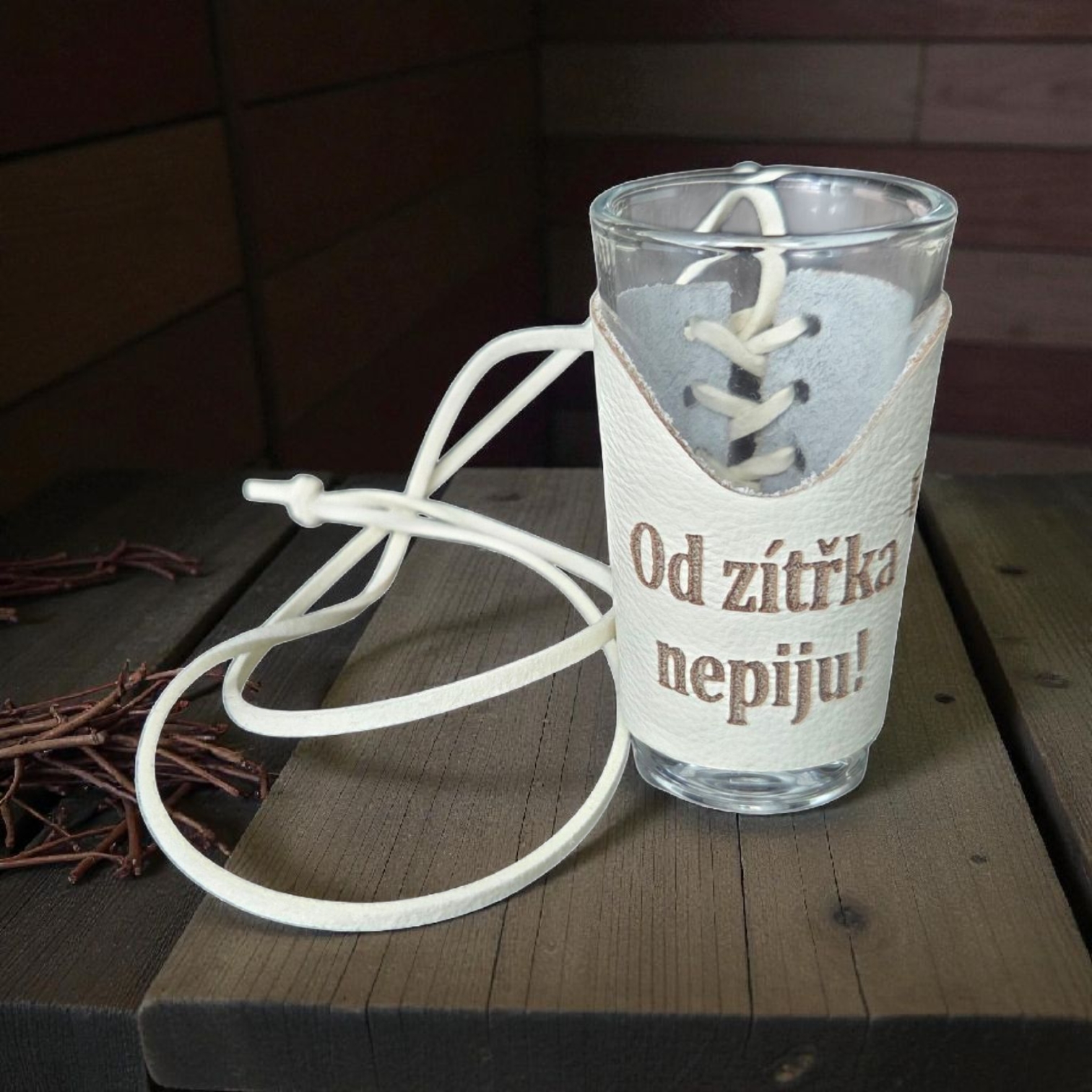 Skleněný panák s koženým obalem – Od žitřka nepiju!