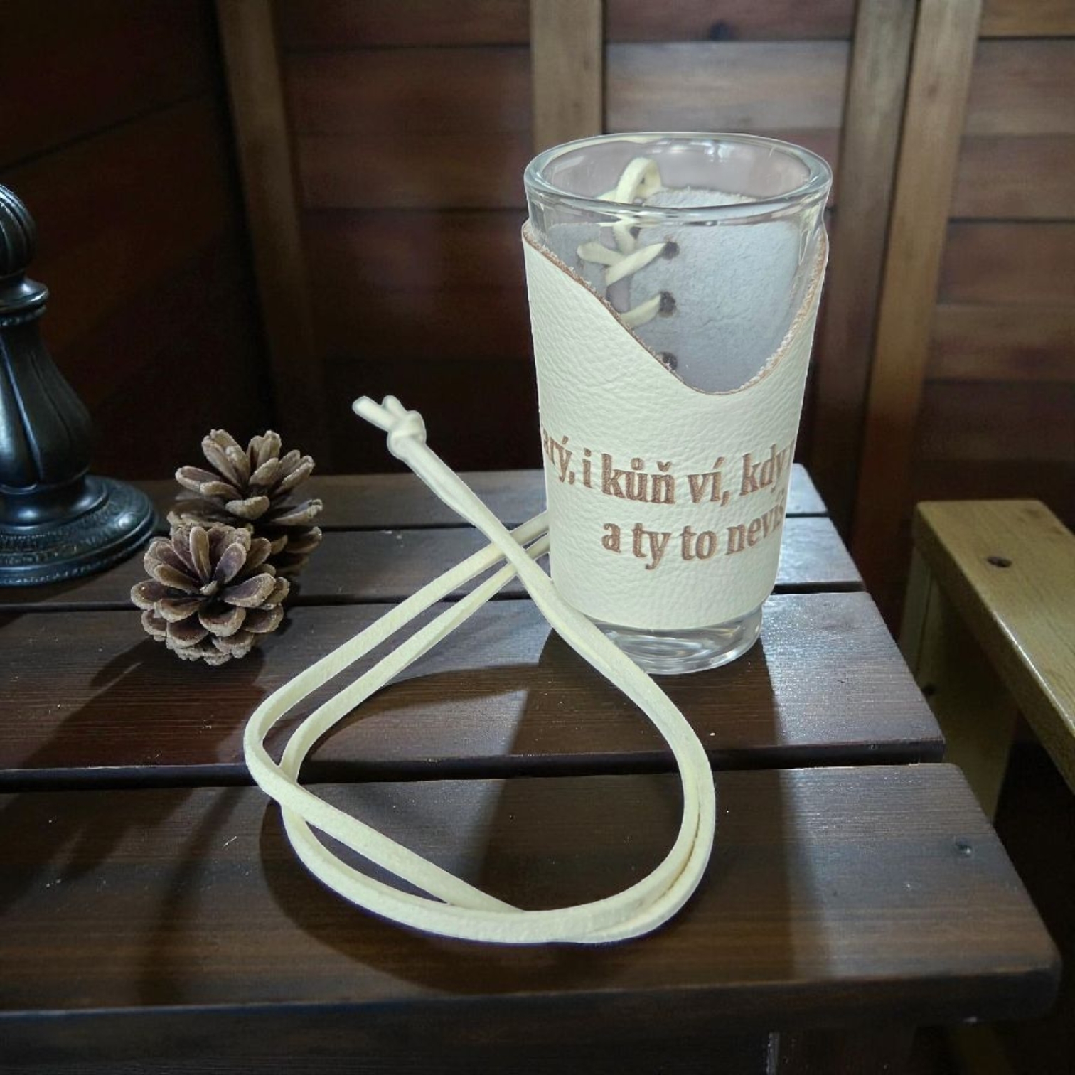 Skleněný panák s koženým obalem – Stary, i kůň ví kdy má dost a ty to nevíš