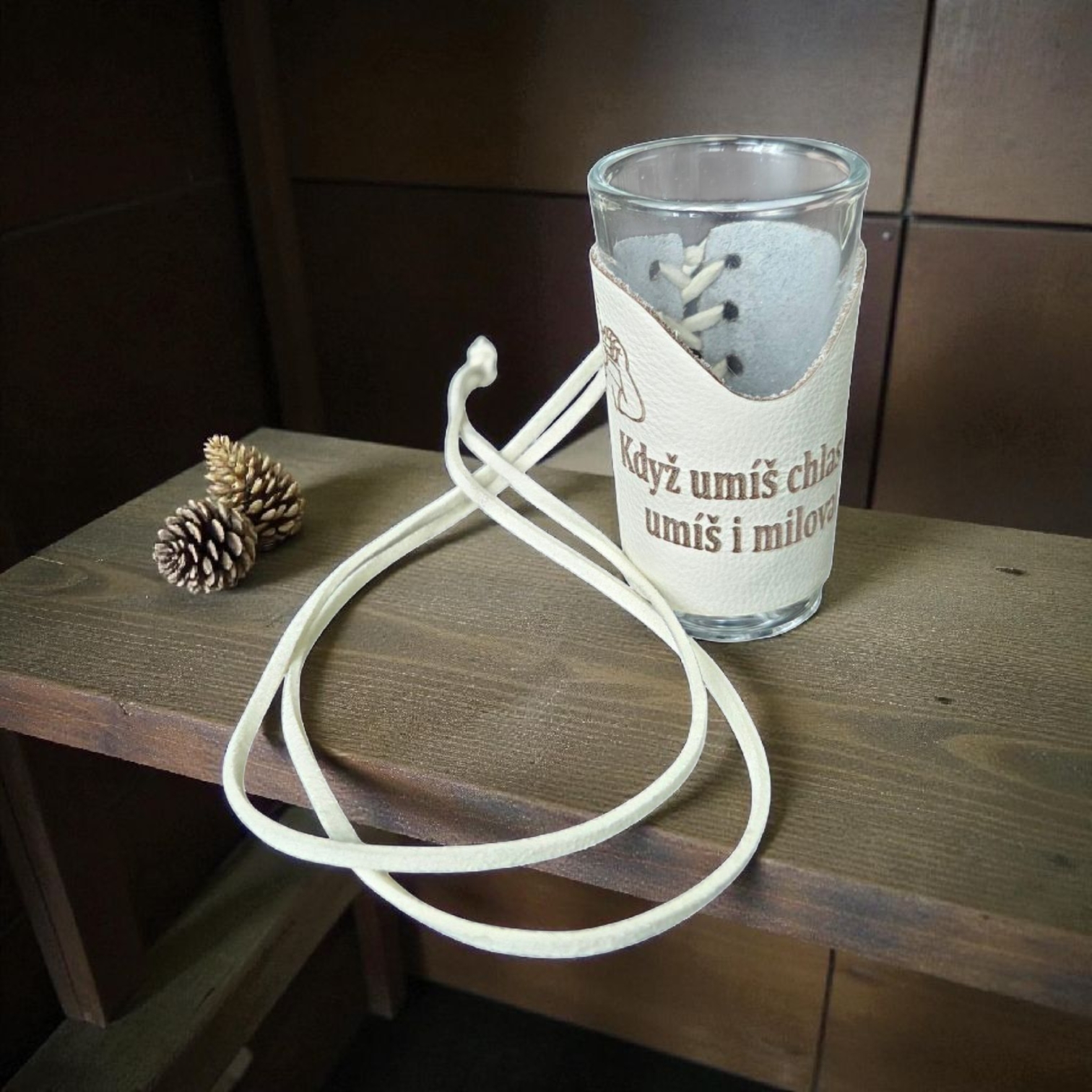 Skleněný panák s koženým obalem – Když umíš chlastat, umíš i milovat