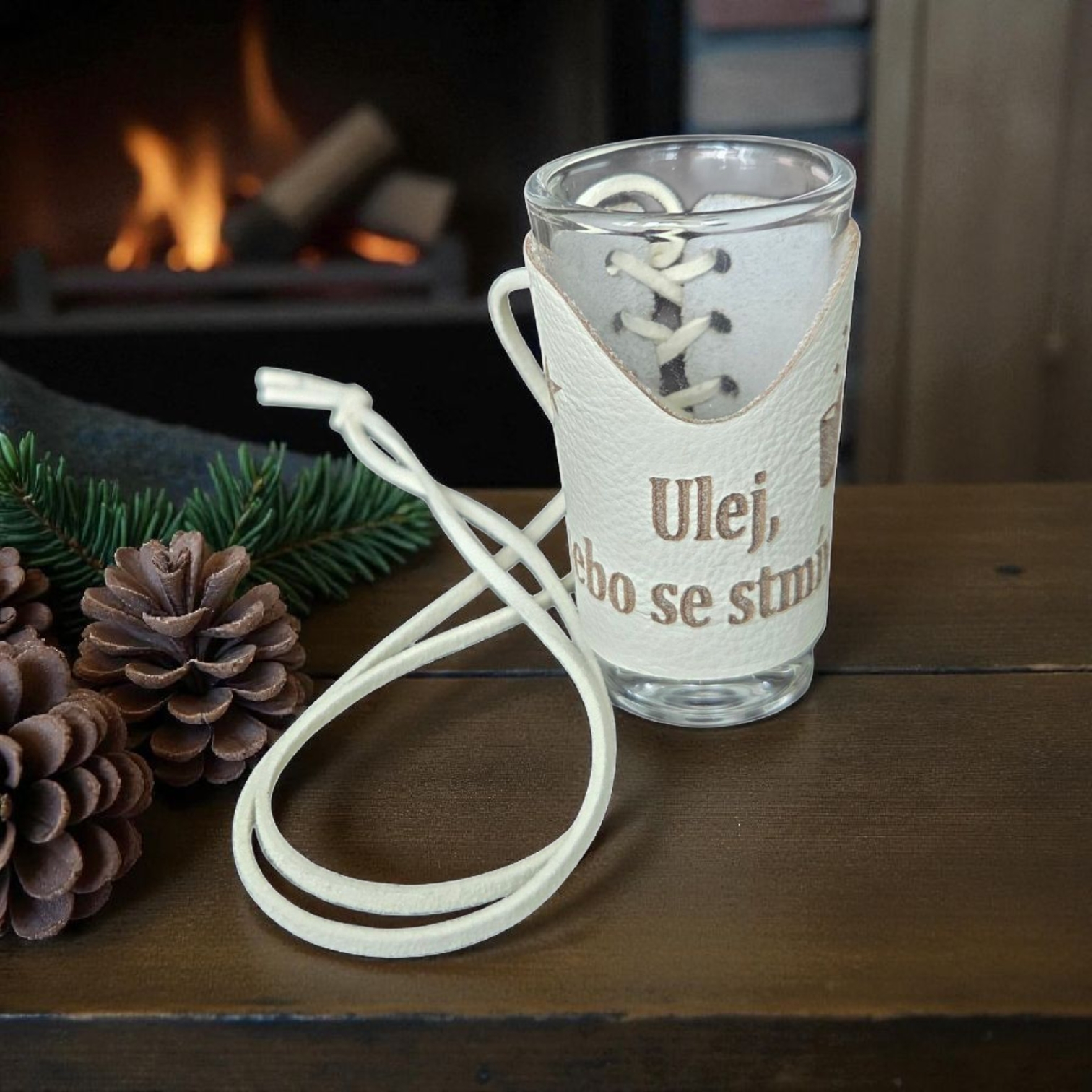 Skleněný panák s koženým obalem – Ulej, nebo se stmíva