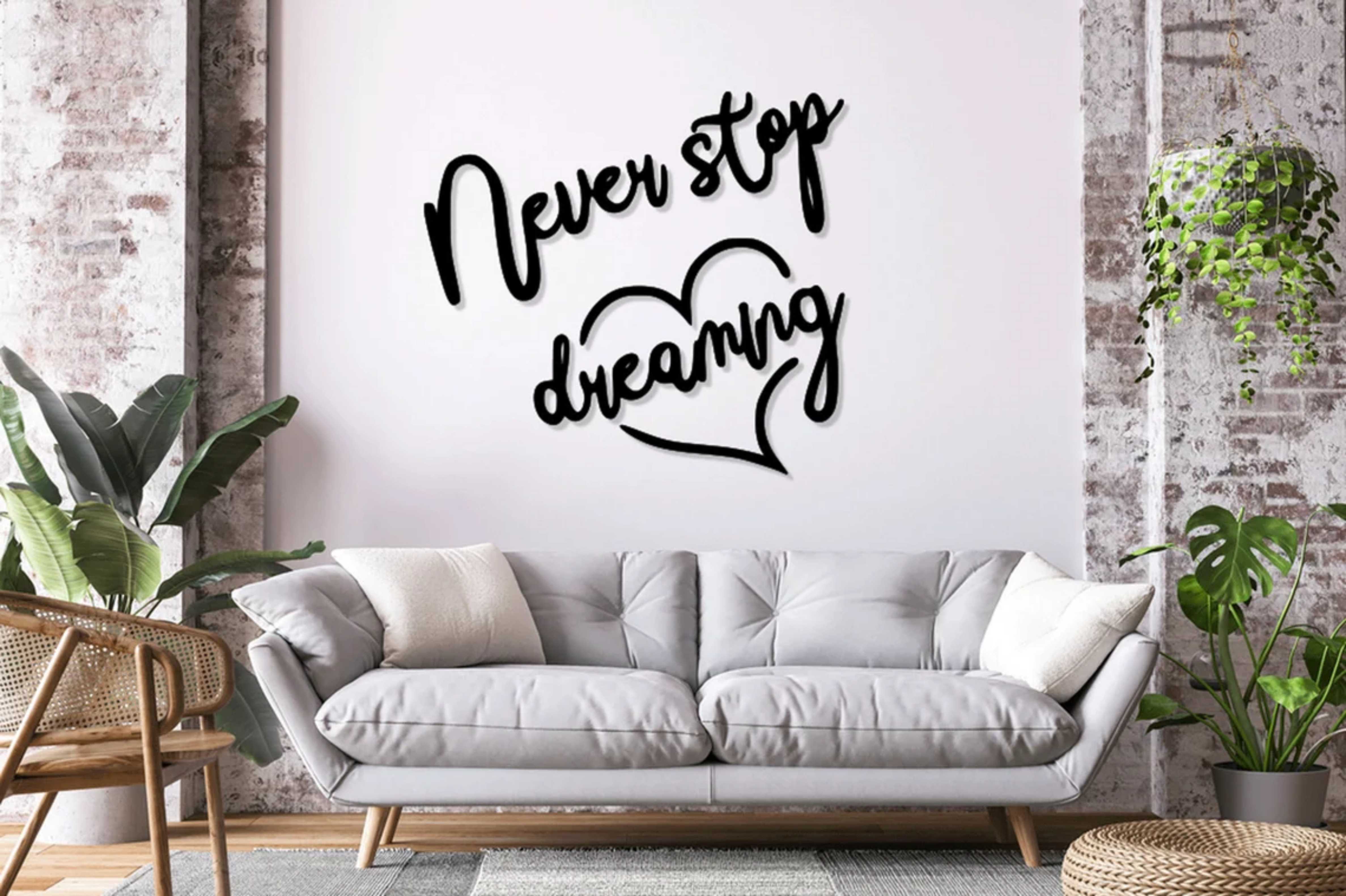 Dřevěný nápis na zeď - Never stop dreaming