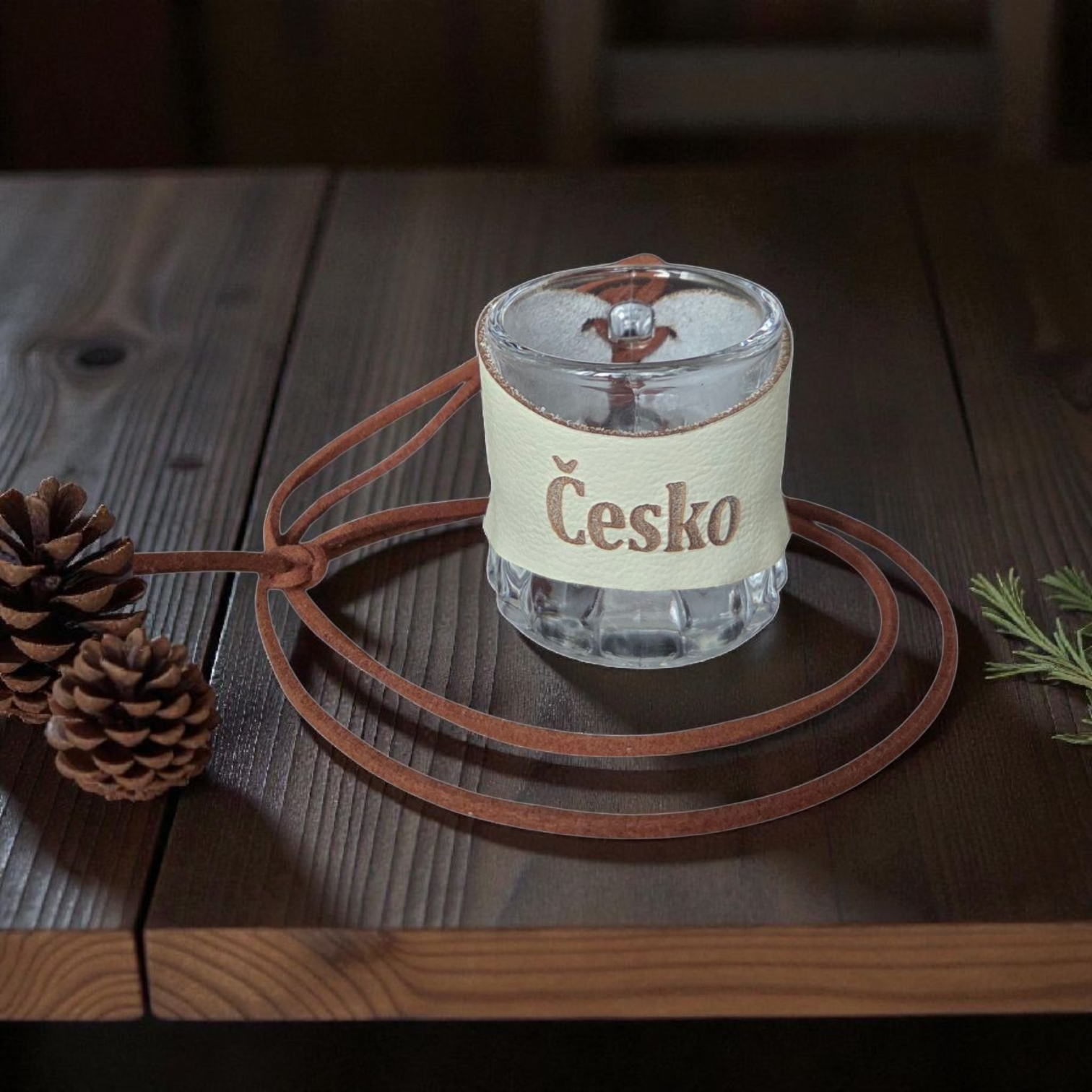 Skleněný panák s koženým obalem – Česko