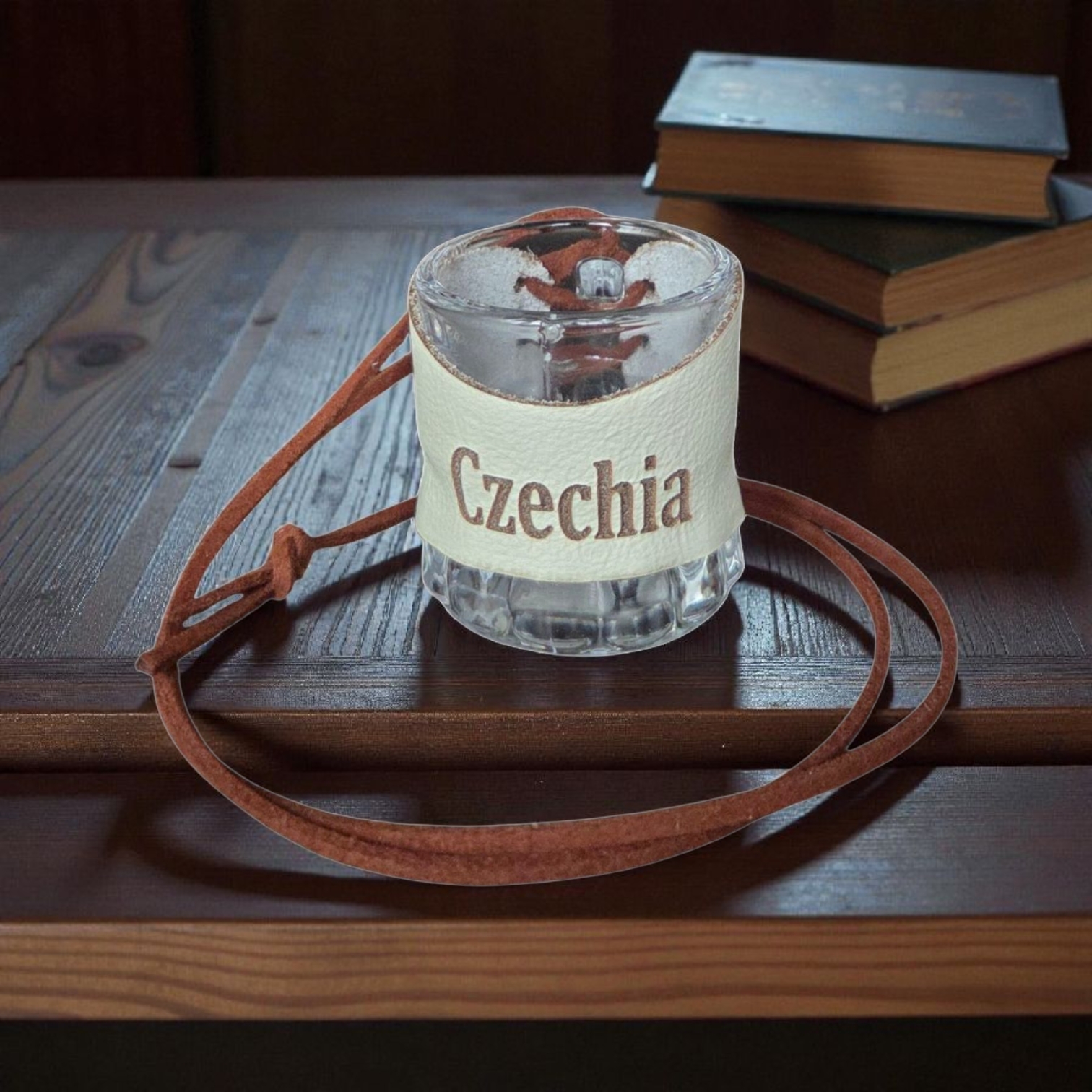 Skleněný panák s koženým obalem – Czechia