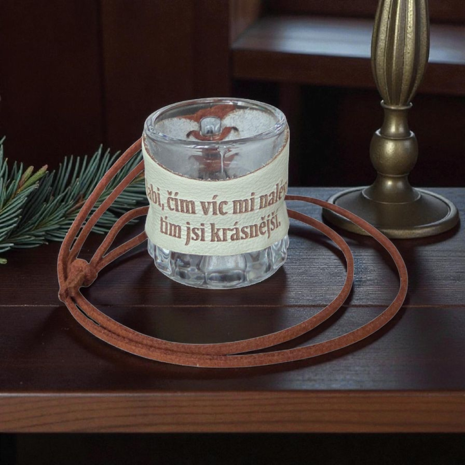 Skleněný panák s koženým obalem – Stará, čím víc mi naleješ, tím jsi krásnější 🥃