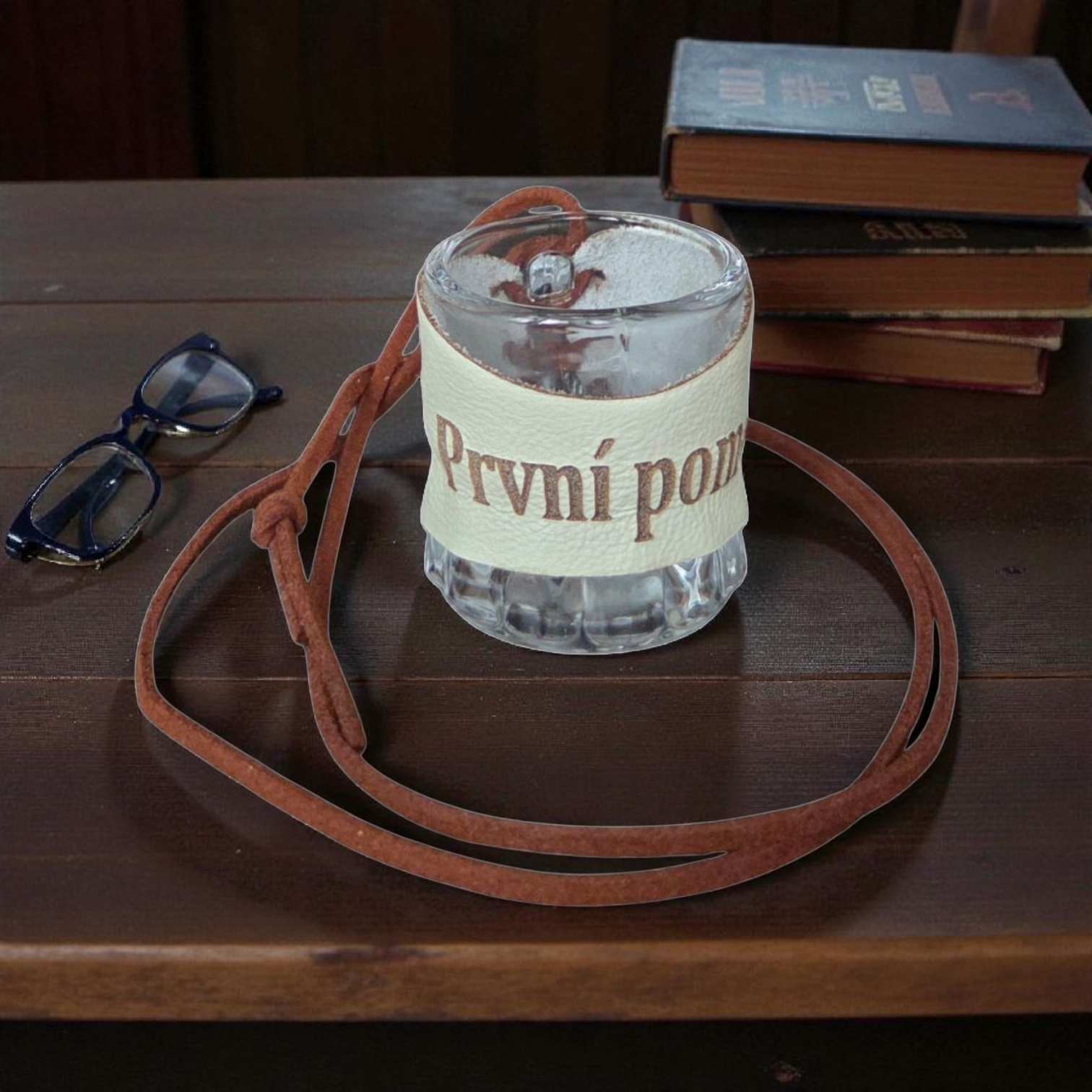 Skleněný panák s koženým obalem – První pomoc