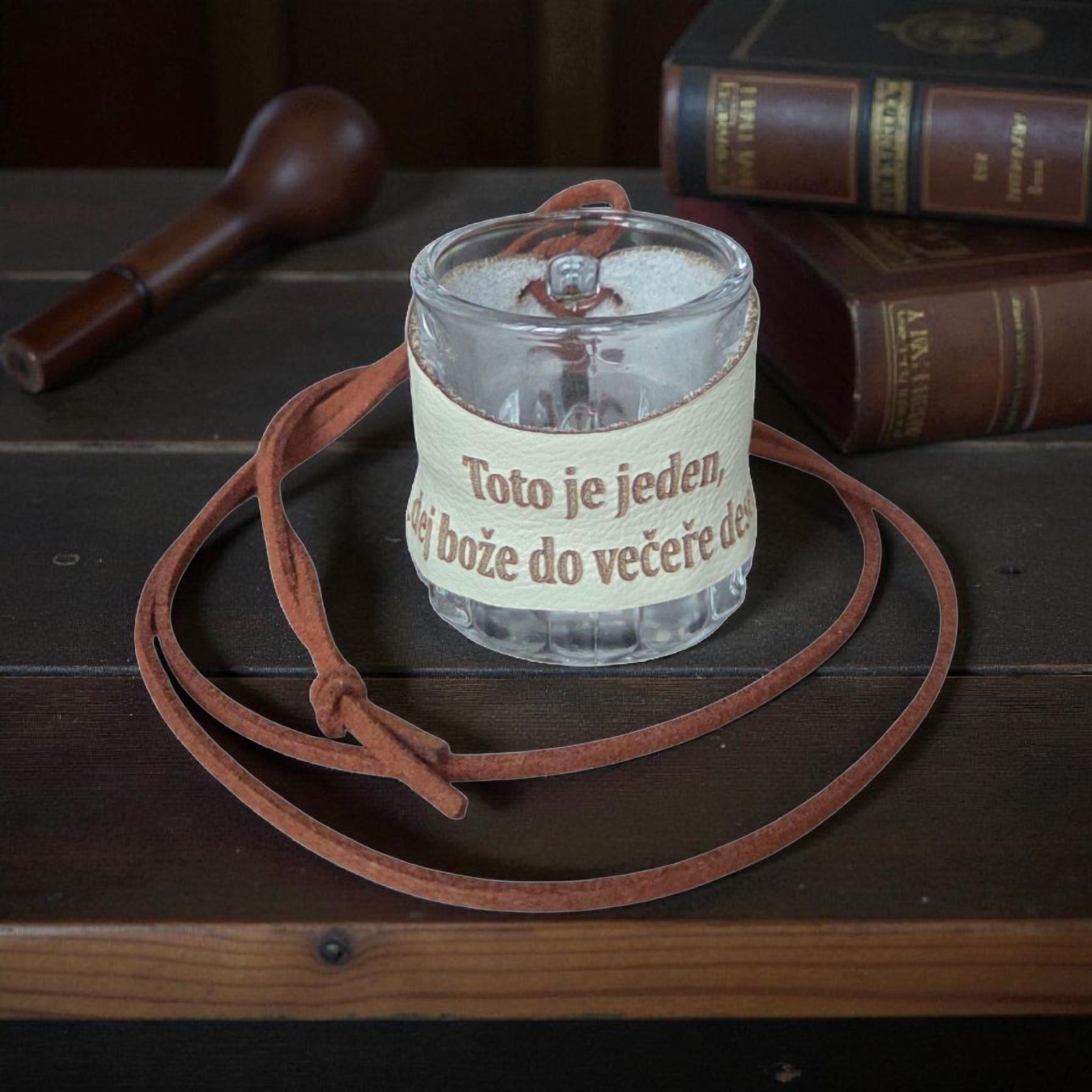 Skleněný panák s koženým obalem – Toto je jeden, dej bože do večeře deset