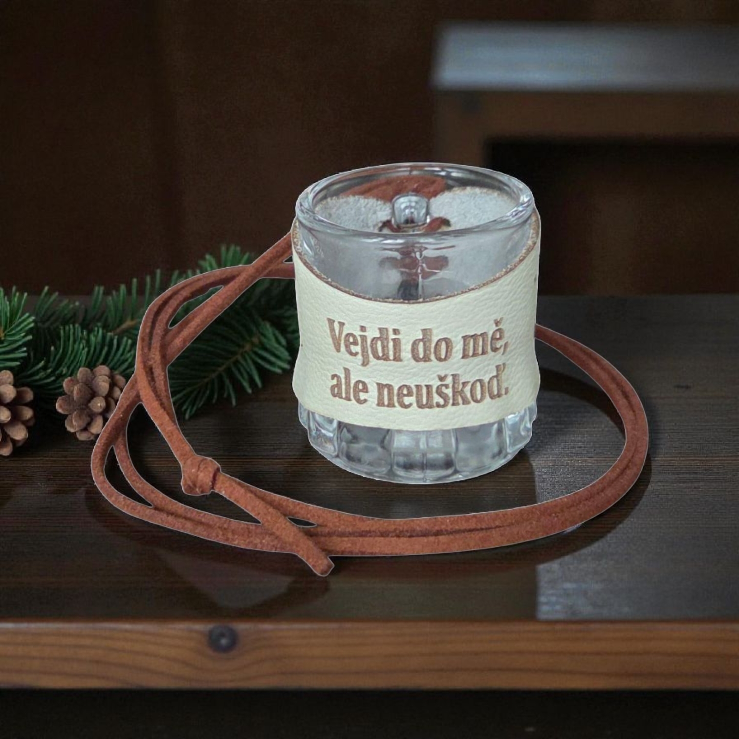 Skleněný panák s koženým obalem – Vejdi do mě, ale neuškoď