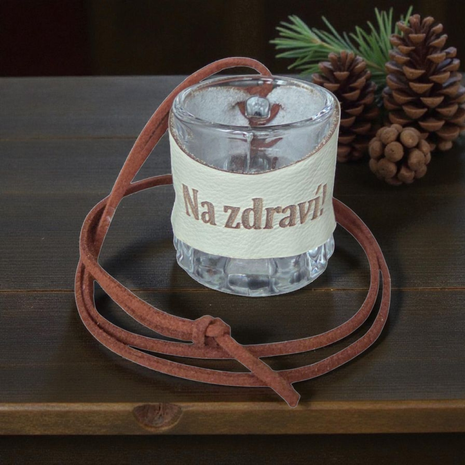 Skleněný panák s koženým obalem – Na zdraví!