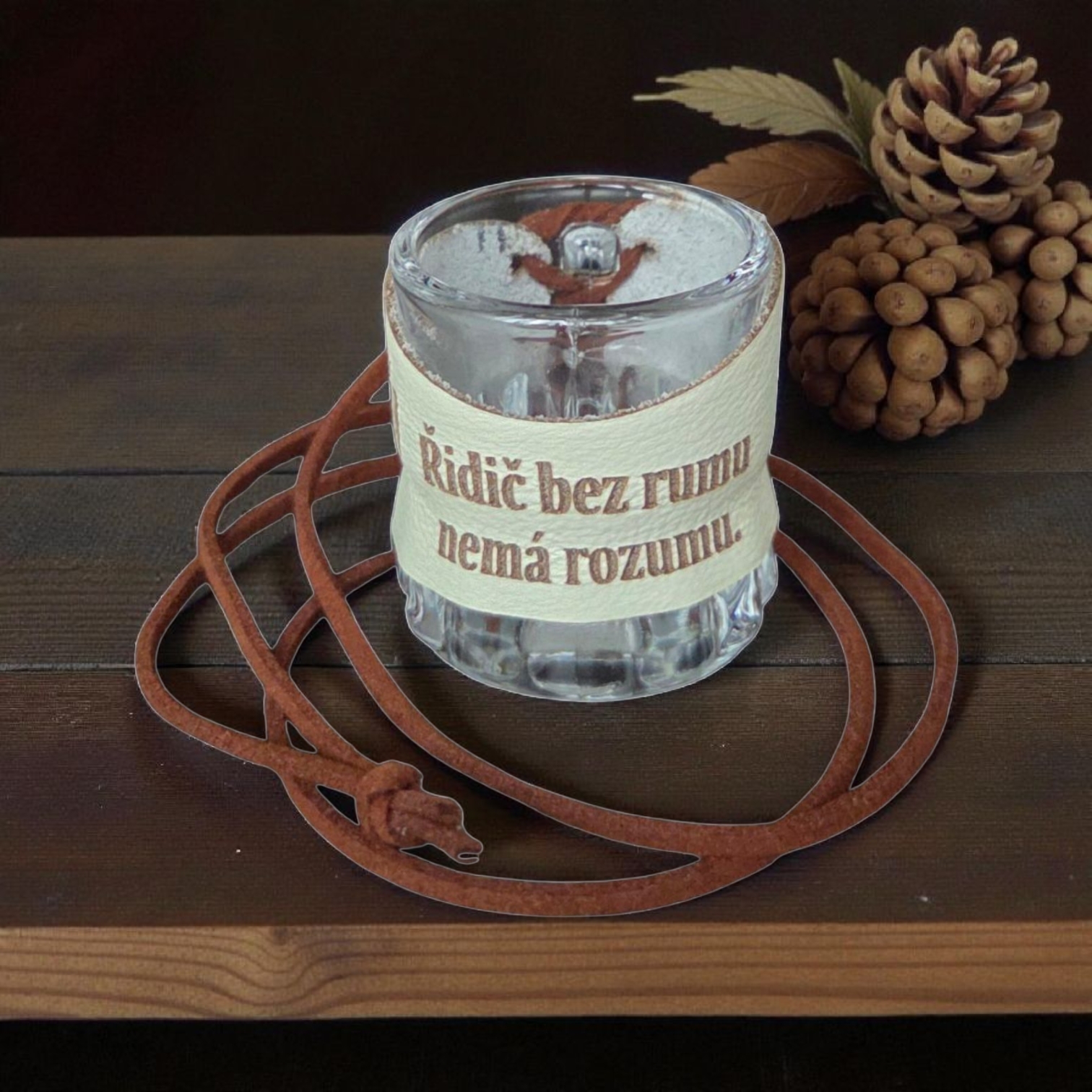 Skleněný panák s koženým obalem – Řidič bez rumu nemá rozumu