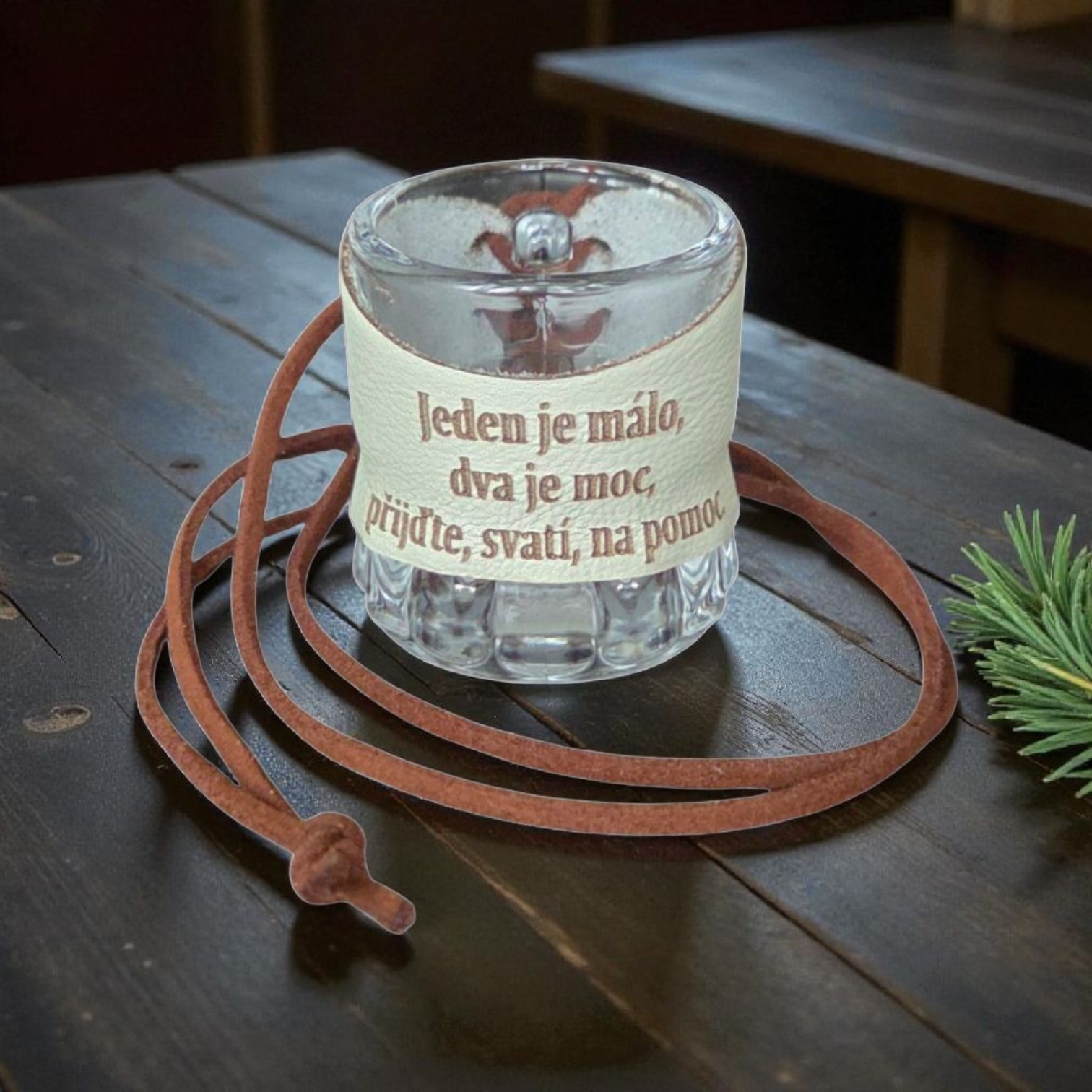 Skleněný panák s koženým obalem – Řidič bez rumu nemá rozumu