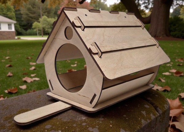 Dřevěná budka pro ptáky s otvorem