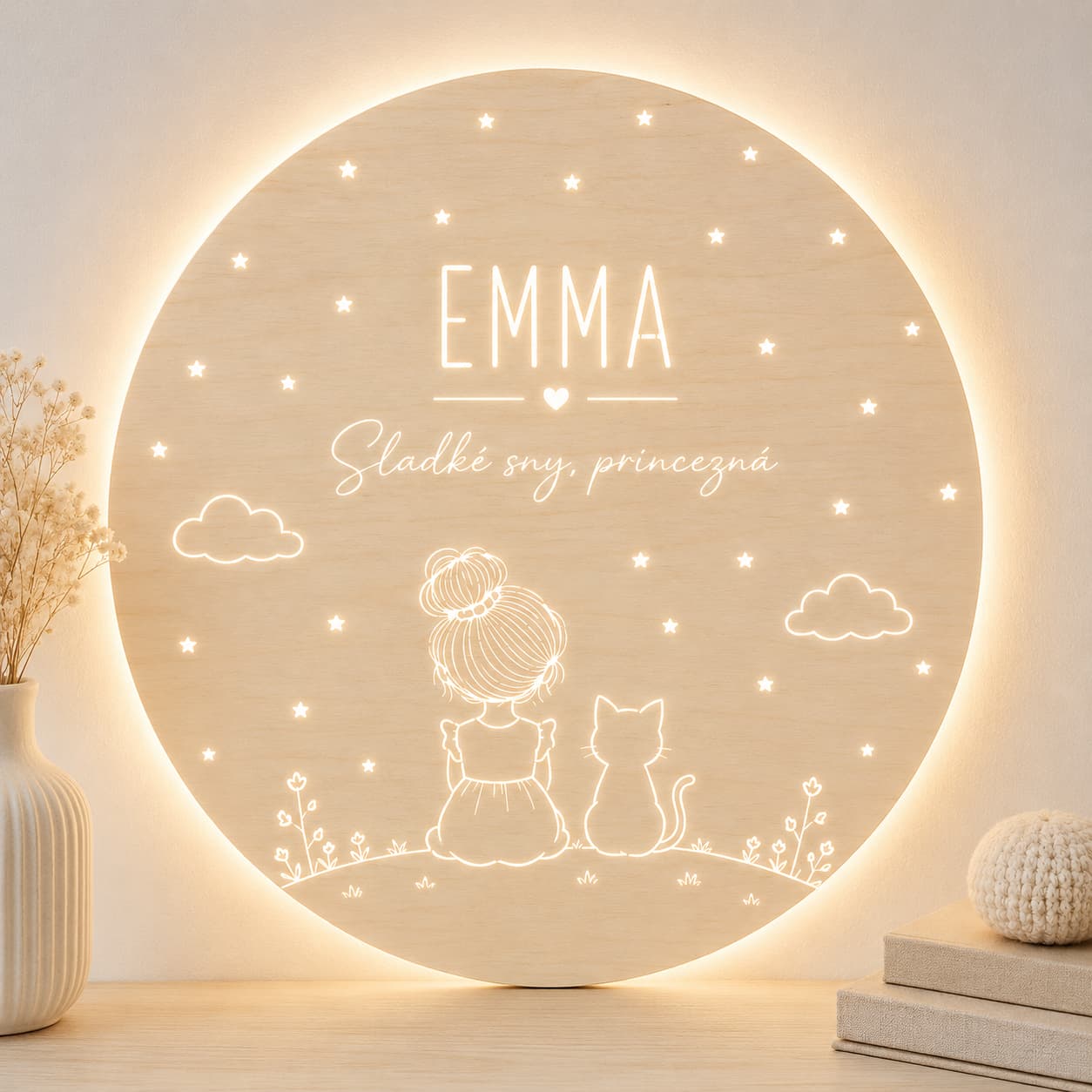 Dřevěná LED lampa na stěnu - Holčička s kočičkou a jménem