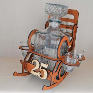 Dřevěné křeslo s lahví k 25. narozeninám