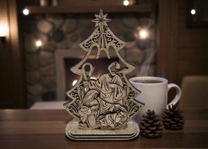 Dřevěný betlém – Svatá rodina pod vánočním stromkem