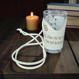 Skleněný panák s koženým obalem – Babi, čím víc mi naleješ, tím jsi krásnější 🥃