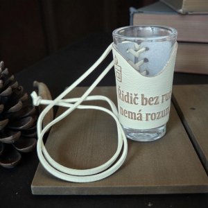 Skleněný panák s koženým obalem – Řidič bez rumu, nemá rozumu