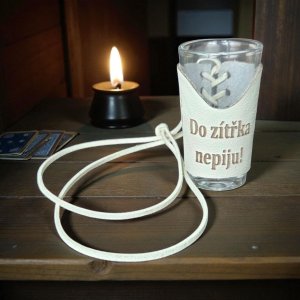 Skleněný panák s koženým obalem – Do žitřka nepiju!
