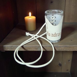 Skleněný panák s koženým obalem – Na zdraví