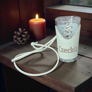 Skleněný panák s koženým obalem – Czechia