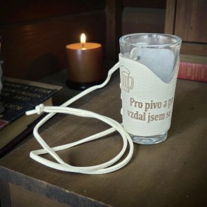 Skleněný panák s koženým obalem – Pro pivo a pro pálenku vzdal jsem se dovolenky