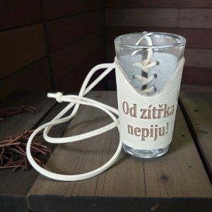 Skleněný panák s koženým obalem – Od žitřka nepiju!