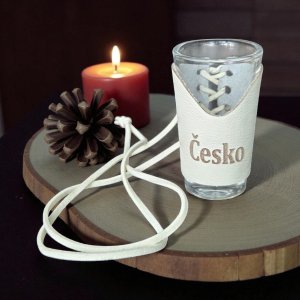 Skleněný panák s koženým obalem – Česko