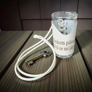 Skleněný panák s koženým obalem – Sbohem pálenko, ozývá se mi jatýrko