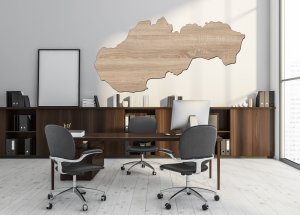 Minimalistická dřevěná mapa Slovenska