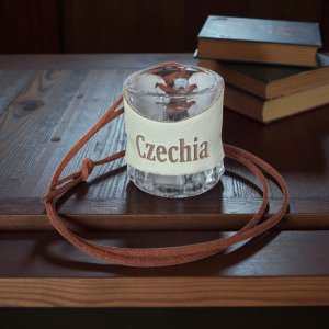 Skleněný panák s koženým obalem – Czechia