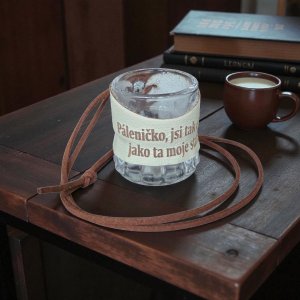 Skleněný panák s koženým obalem – Páleničko, jsi tak dobrá jako ta moje stará