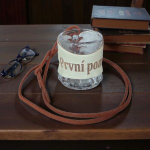 Skleněný panák s koženým obalem – První pomoc