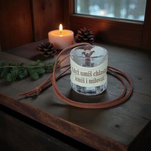 Skleněný panák s koženým obalem – Když umíš chlastat, umíš i milovat