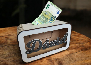 Dřevěná pokladnička s jménem