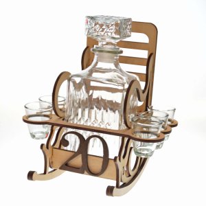 Dřevěná židle s lahví k 20. narozeninám