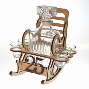 Dřevěná židle s lahví k 25. narozeninám