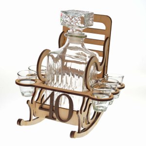 Dřevěná židle s lahví ke 40. narozeninám