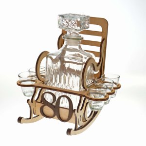 Dřevěná židle s lahví k 80. narozeninám
