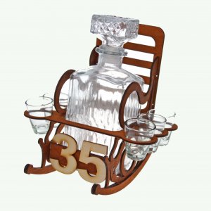 Dřevěná židle s lahví k 35. narozeninám