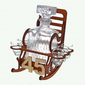 Dřevěná židle s lahví k 45. narozeninám