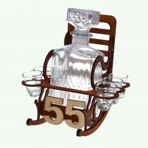 Dřevěná židle s lahví k 55. narozeninám