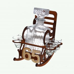 Dřevěná židle s lahví k 65. narozeninám