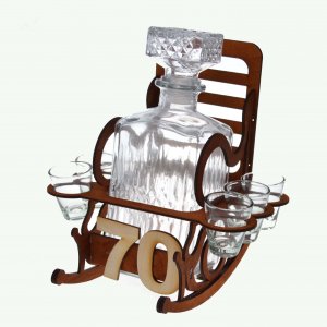 Dřevěná židle s lahví k 70. narozeninám