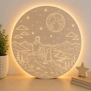 Dřevěná LED lampa - Muž se psem v horách pod měsícem