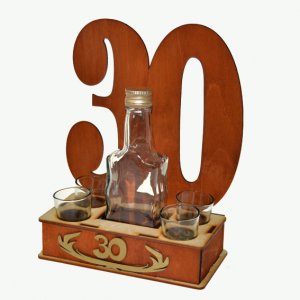 Dřevěný stojan s lahvičkou a štamprlíčkami s věkem 30